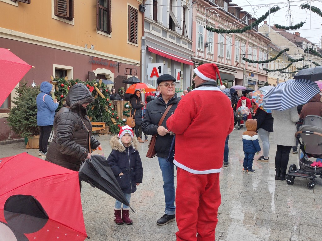 Djedice na motorima u centru Čakovca darovali slatkiše mališanima