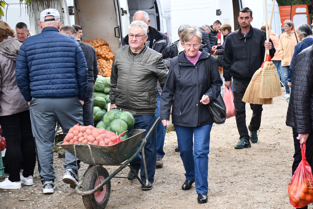 FOTO S dolaskom hladnijih dana povećan interes za kupnju drva za ogrjev