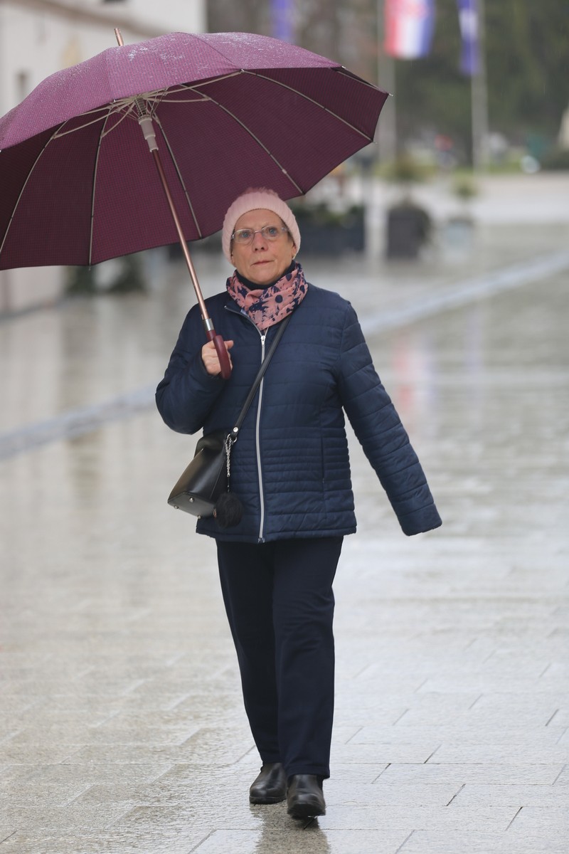 KLIKOM PO ČAKOVCU Oblačno i kišovito prijepodne nije spriječilo građane da dođu u centar grada KLIKOM PO ČAKOVCU Oblačno i kišovito prijepodne nije spriječilo građane da dođu u centar grada