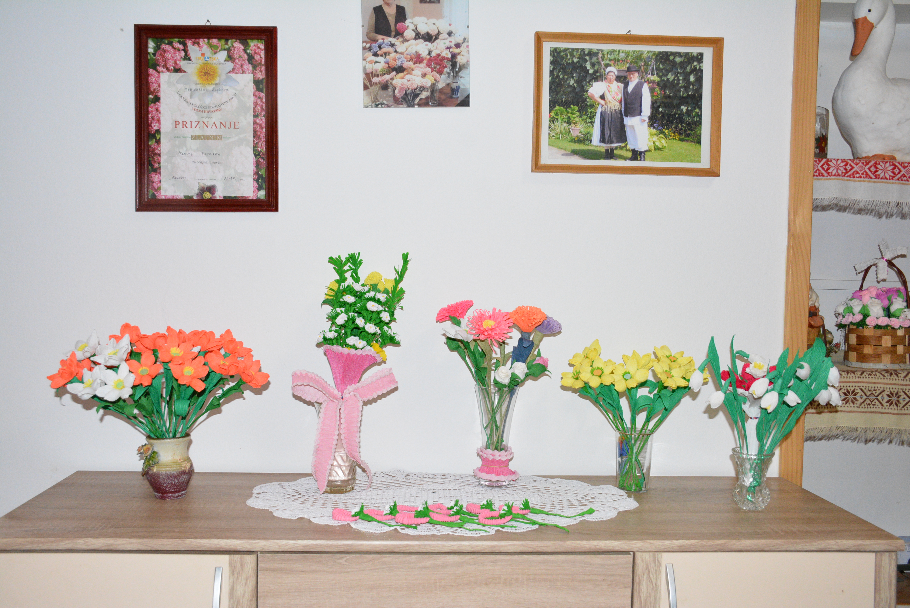 LJUBICA VIDOVIĆ (82) Čuvarica svatovske jabuke koju mladenci u Podturnu i danas stavljaju na zastavu LJUBICA VIDOVIĆ (82) Čuvarica svatovske jabuke koju mladenci u Podturnu i danas stavljaju na zastavu