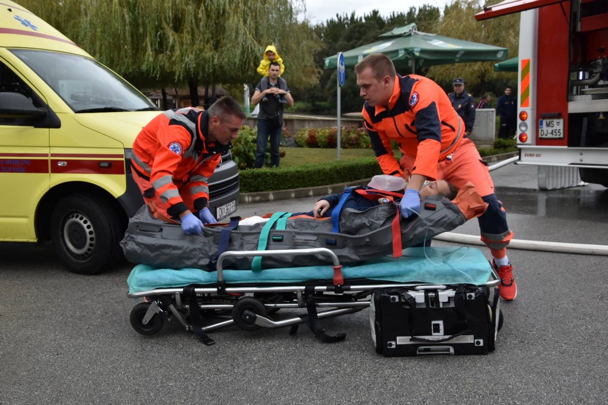MURSKO SREDIŠĆE Održana uzbudljiva vježba u kojoj su vatrogasci uspješno ugasili požar i spasili unesrećene MURSKO SREDIŠĆE Održana uzbudljiva vježba u kojoj su vatrogasci uspješno ugasili požar i spasili unesrećene