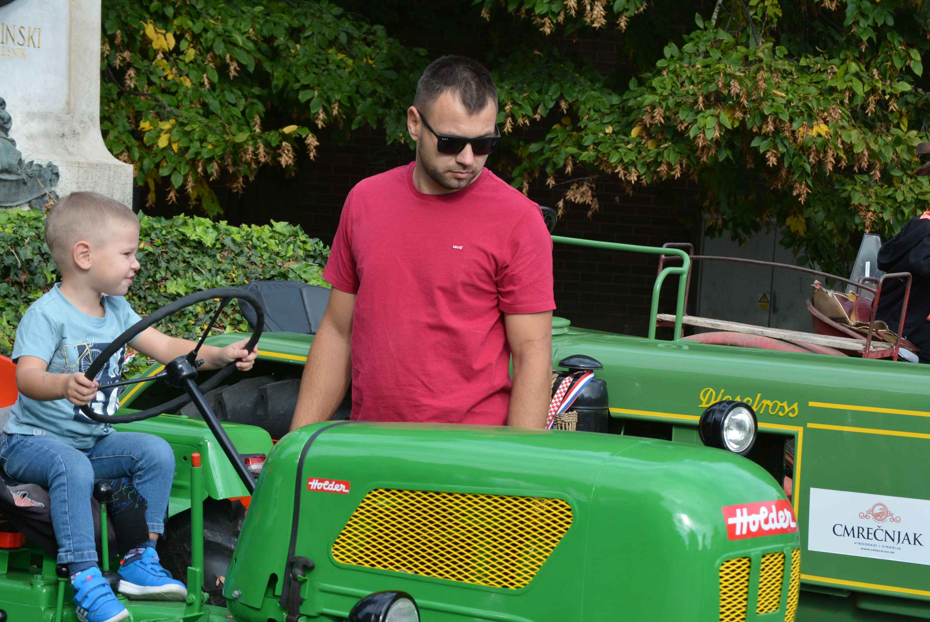 FOTO I VIDEO Putovanje kroz vremensku kapsulu na izložbi starih traktora i strojeva u sklopu manifestacije ‘Jesen u Čakovcu 2023.’