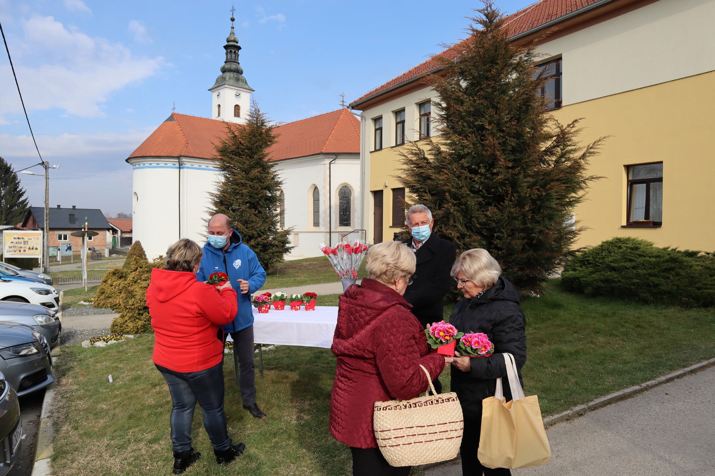 Karanfili i jaglaci za žene u centru Svetog Martina na Muri