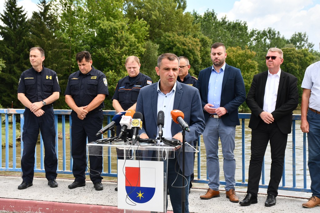 ŽUPAN POSAVEAC ‘Možemo biti ponosni i zadovoljni. Međimurje je u povijesno visokom vodostaju prošlo s najmanje mogućom štetom.’ ŽUPAN POSAVEAC ‘Možemo biti ponosni i zadovoljni. Međimurje je u povijesno visokom vodostaju prošlo s najmanje mogućom štetom.’