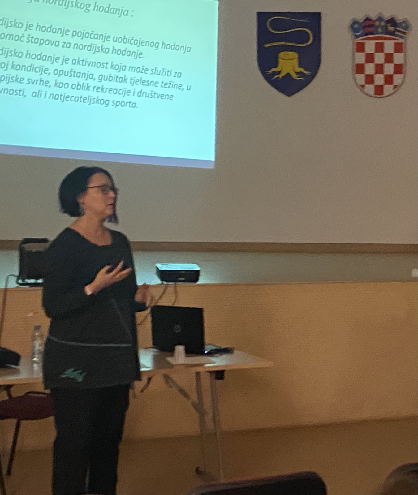 STRAHONINEC Instruktorica Astrid Mudri održala predavanje Udruzi žena o nordijskom hodanju