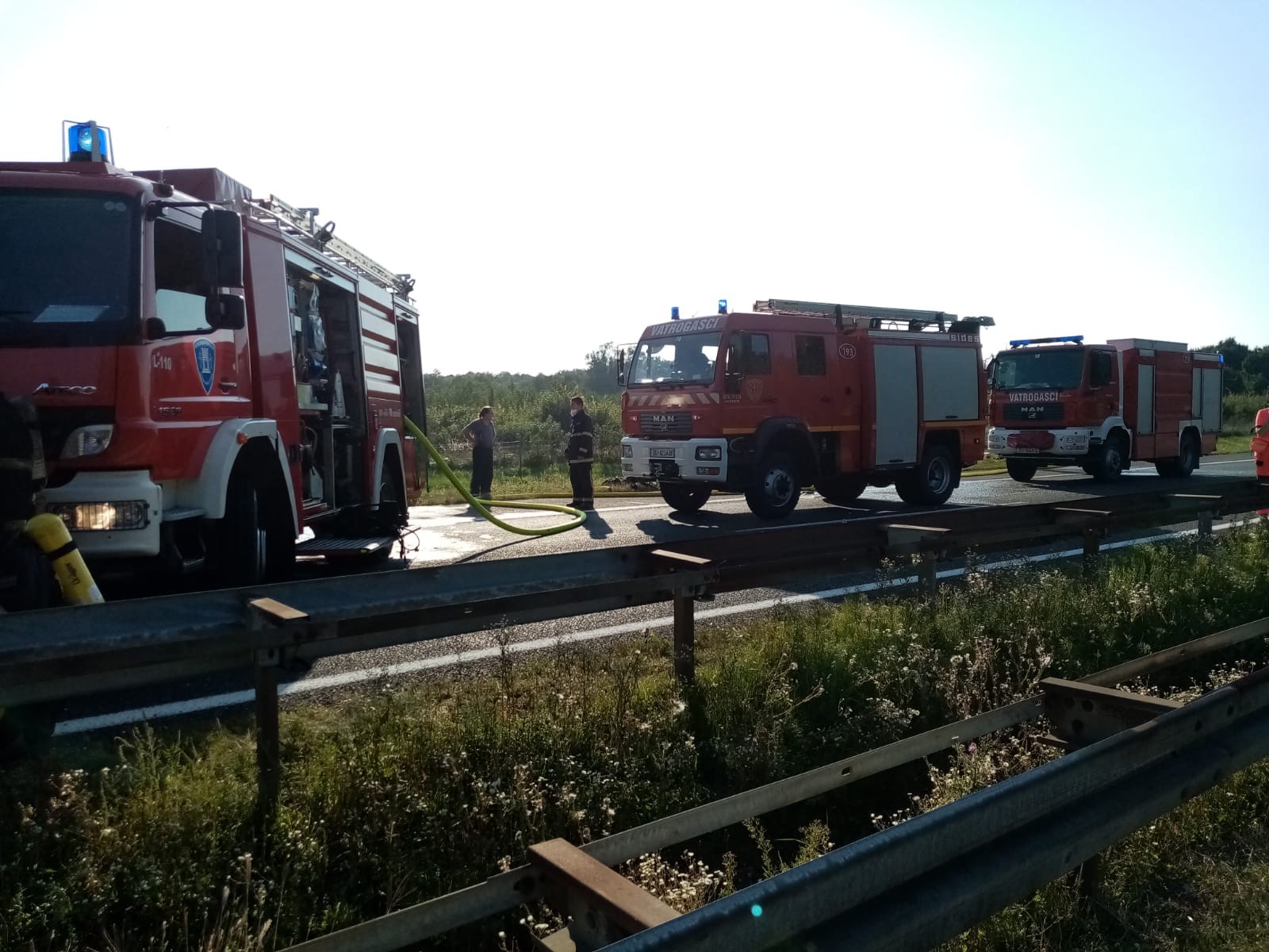 UŽAS NA AUTOCESTI A3 Dvoje ljudi poginulo u teškoj nesreći, požar gasio 21 vatrogasac