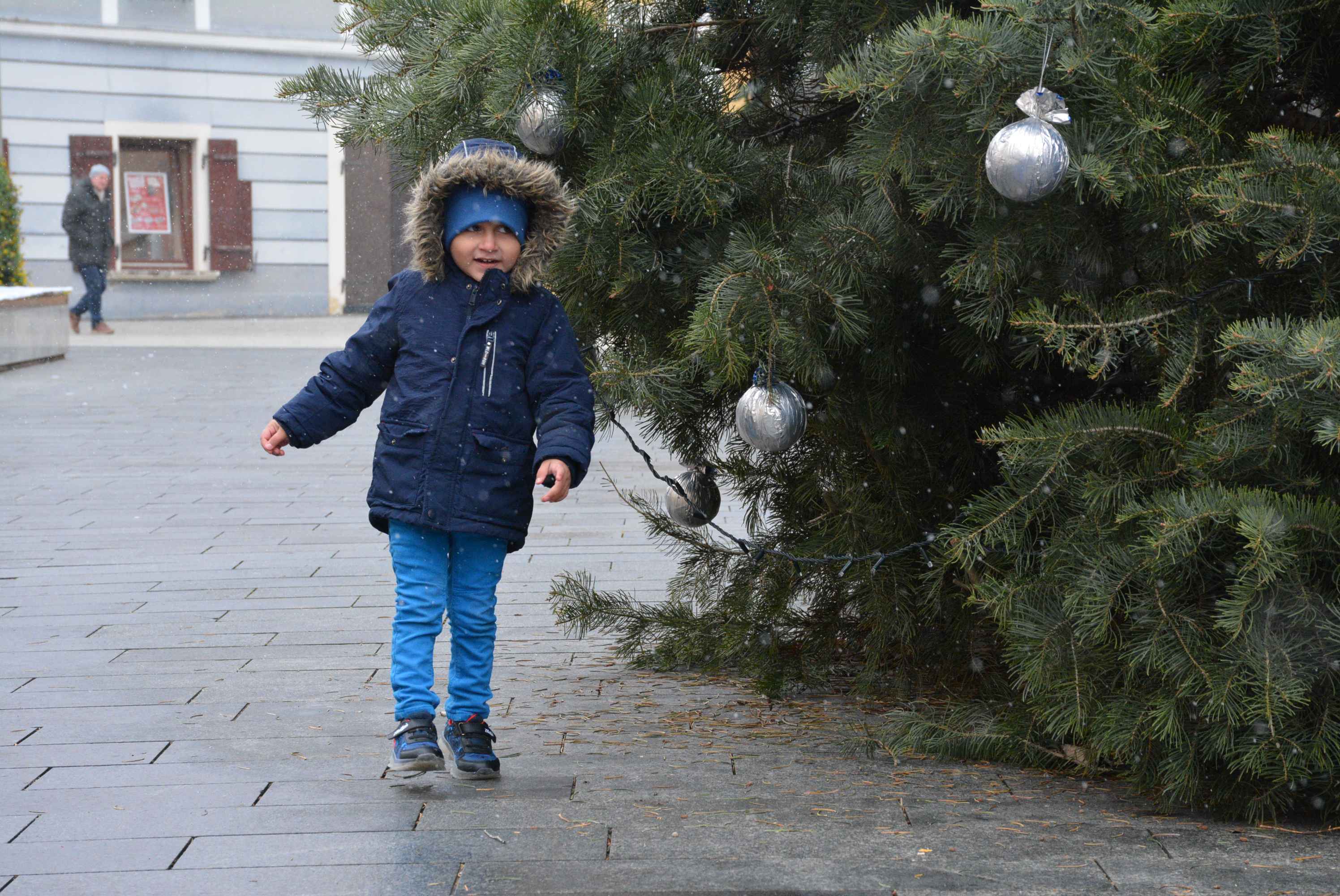FOTO/VIDEO Zabundani veliki i mali unatoč gustom snijegu i hladnoći proveli prijepodne u veselom raspoloženju