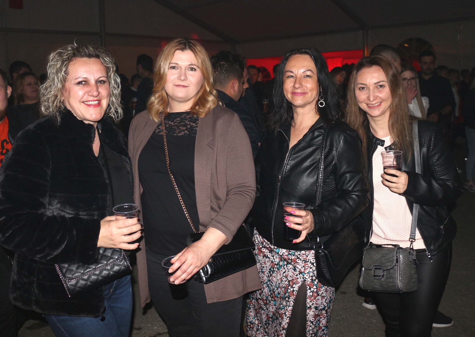 Raspjevana atmosfera u Šampionu na koncertu Zlatka Pejakovića