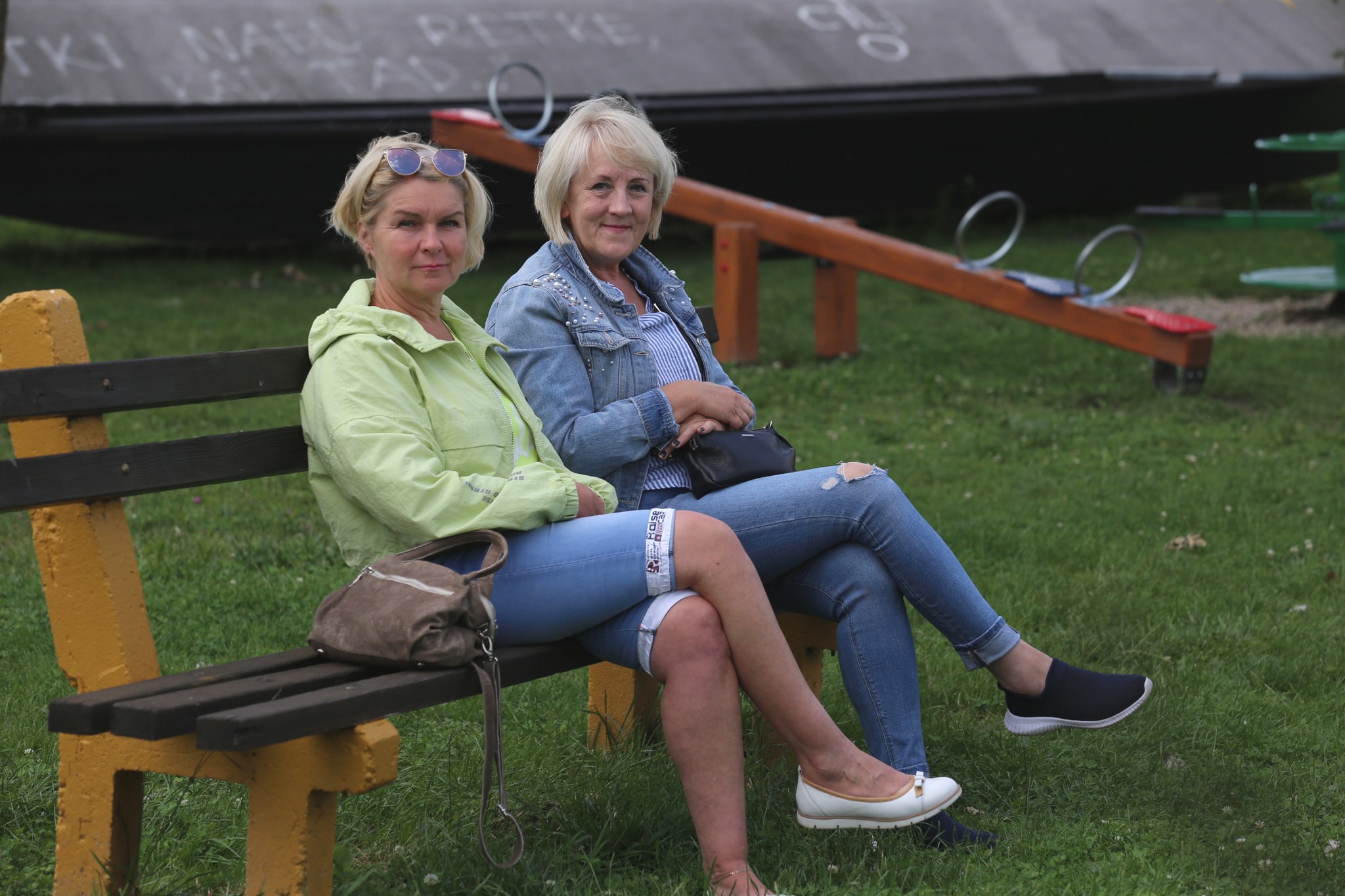 Vjetrovit, ali topao dan mnogi su iskoristili za šetnju preloškom Marinom