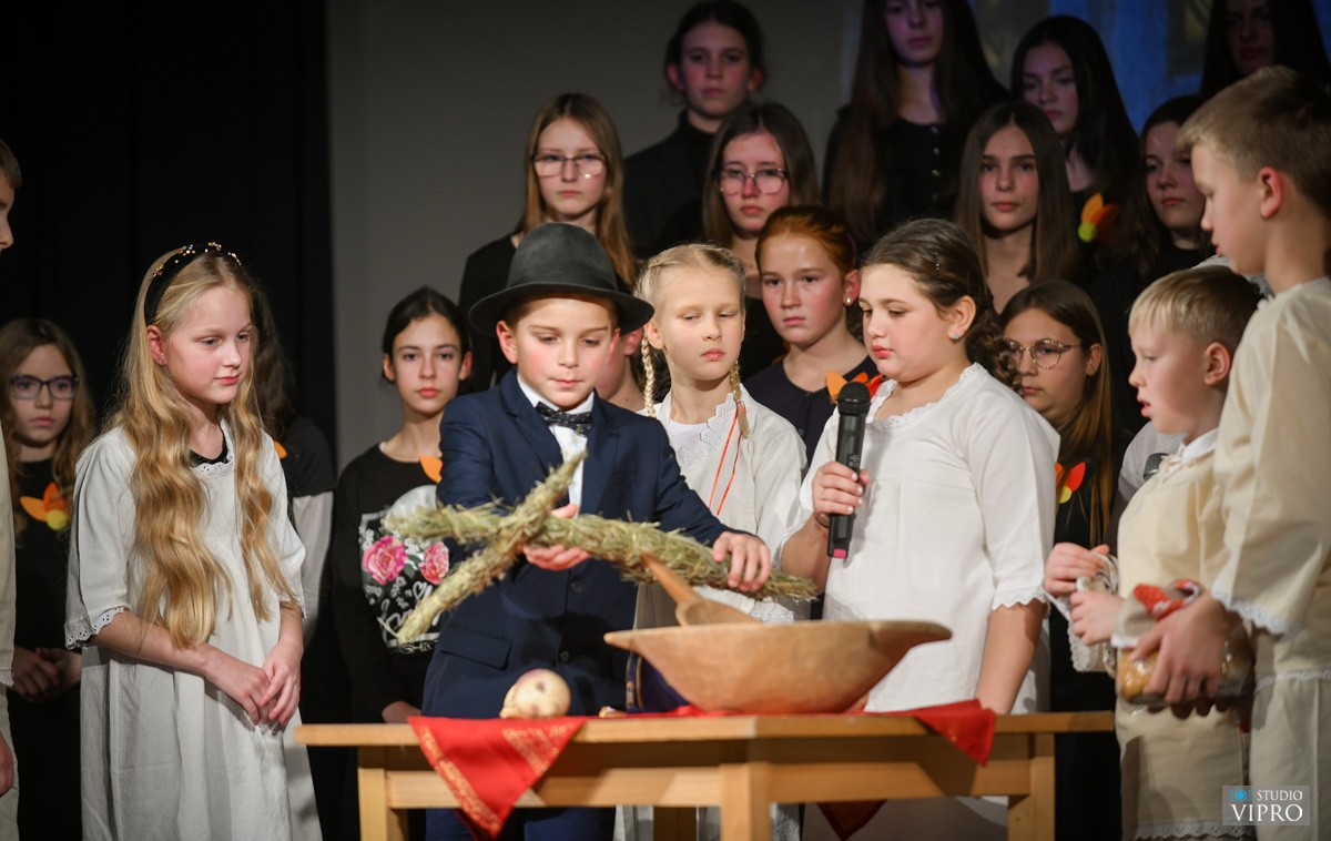 FOTO Osnovna škola Prelog predivnom priredbom sugrađanima uljepšala adventsko vrijeme