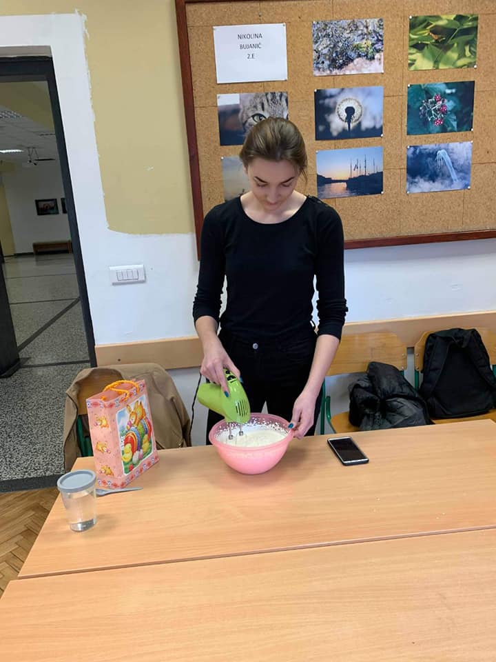 Gimnazijalci spravljali kolače bez pečenja, izgledaju vrlo primamljivo