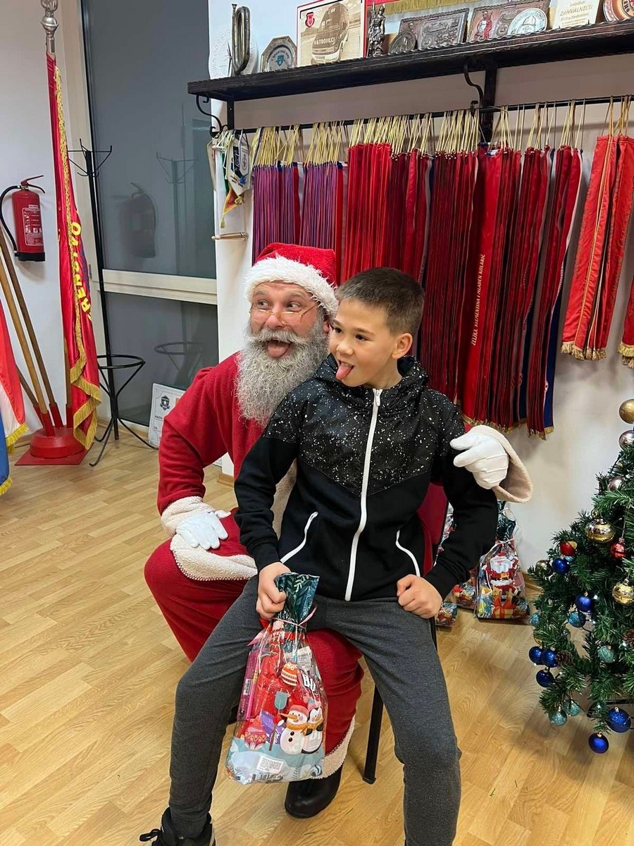 DVD STRAHONINEC Djecu posjetio Djed Božićnjak i podijelio im poklone