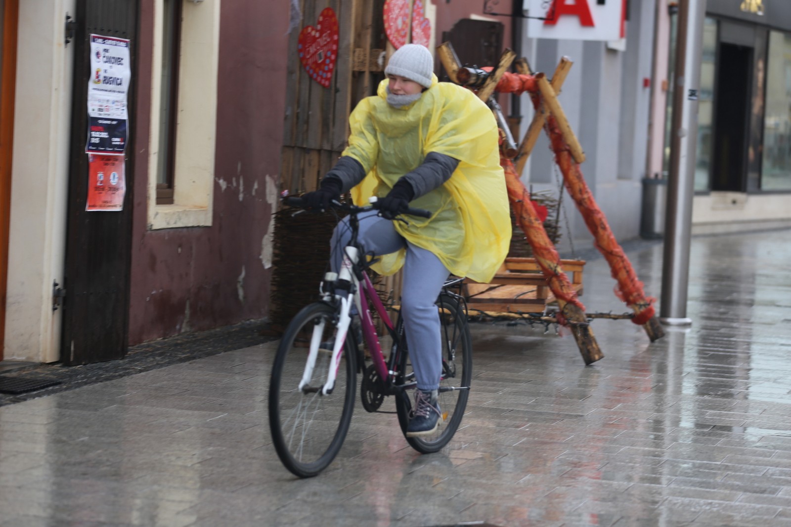 KLIKOM PO ČAKOVCU Oblačno i kišovito prijepodne nije spriječilo građane da dođu u centar grada KLIKOM PO ČAKOVCU Oblačno i kišovito prijepodne nije spriječilo građane da dođu u centar grada
