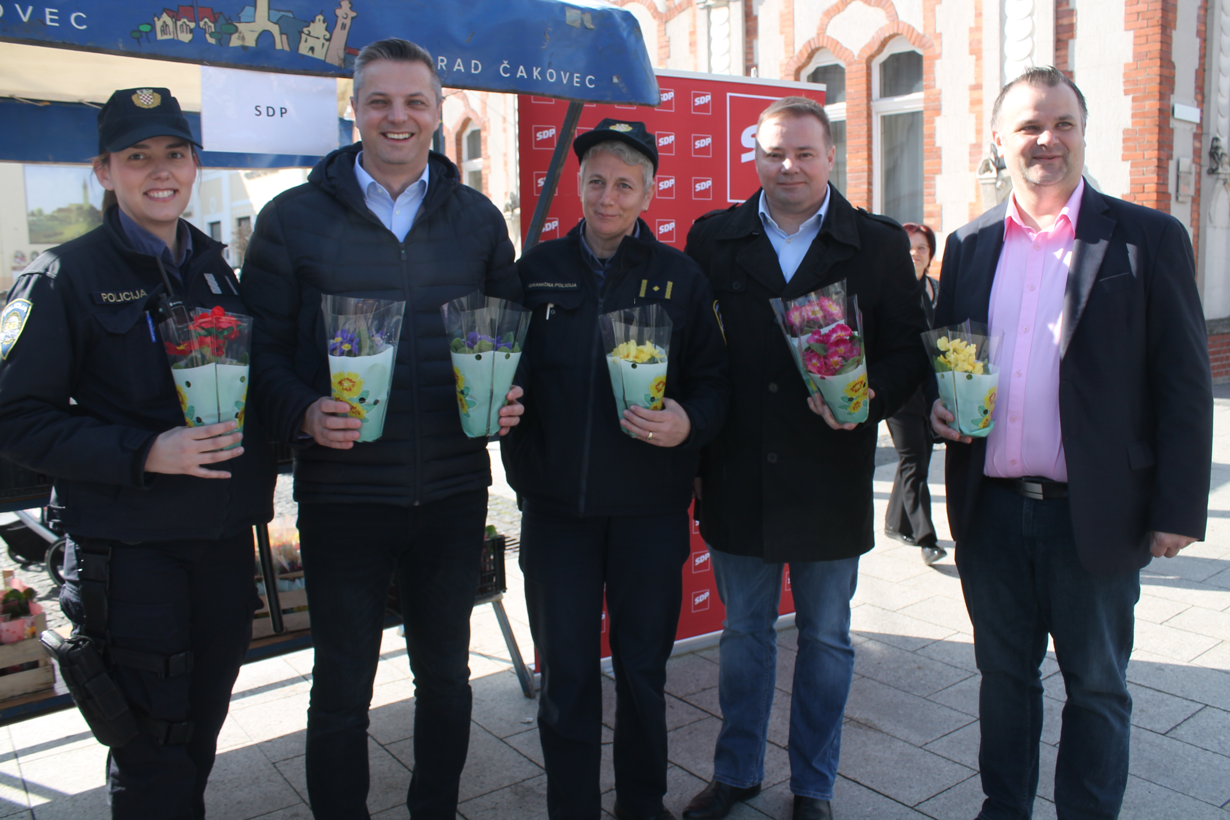 ‘ŽENE, SRETAN VAM VAŠ DAN’ Političari darivali prolaznice gradom