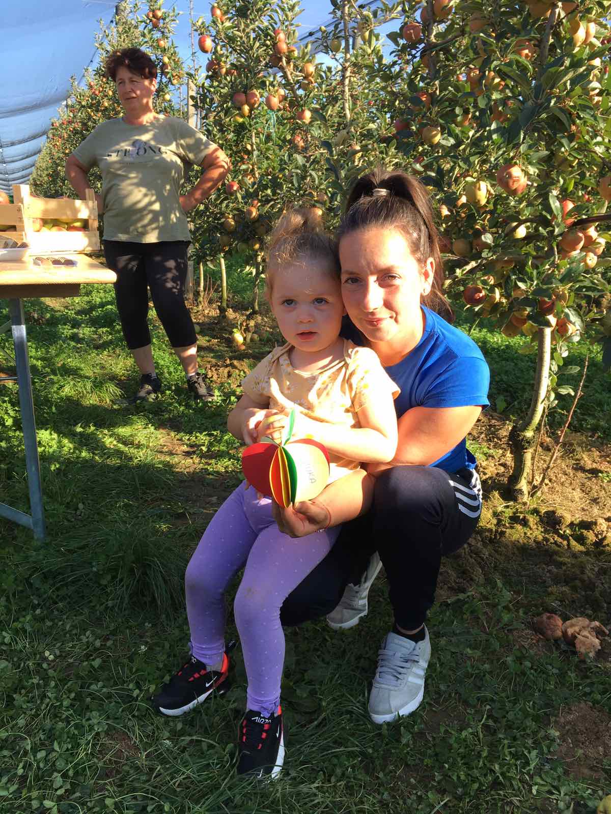 FOTO Mališani iz DV ‘Cipelica’ posjetili voćnjak jabuka OPG-a ‘Čeh’ iz Belice