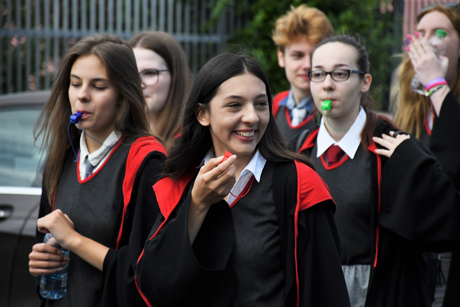 FOTO Povorka protutnjala gradom, maturanti s osmjehom dočekali kraj srednje škole!