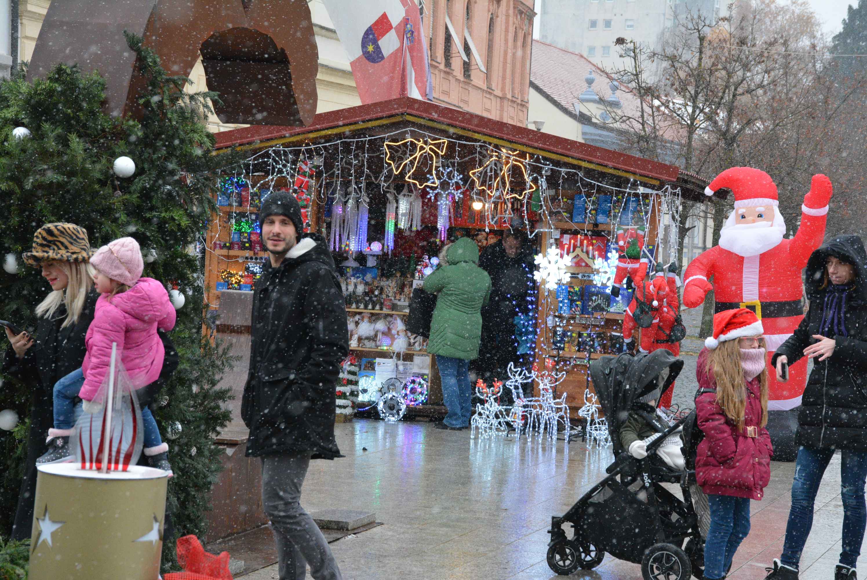 FOTO/VIDEO Zabundani veliki i mali unatoč gustom snijegu i hladnoći proveli prijepodne u veselom raspoloženju