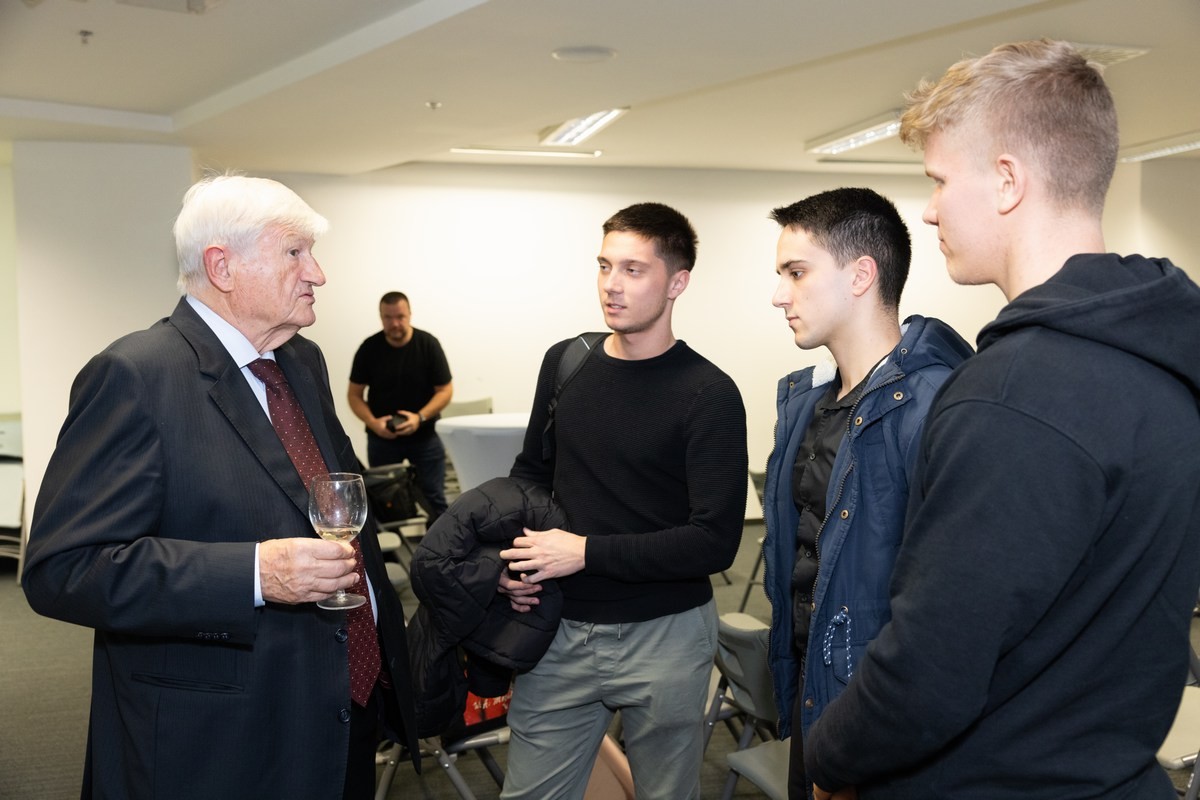 VRIJEDNI STUDENTI I u ovoj akademskoj godini Zaklada Mikec stipendira 47 uspješnih studenata