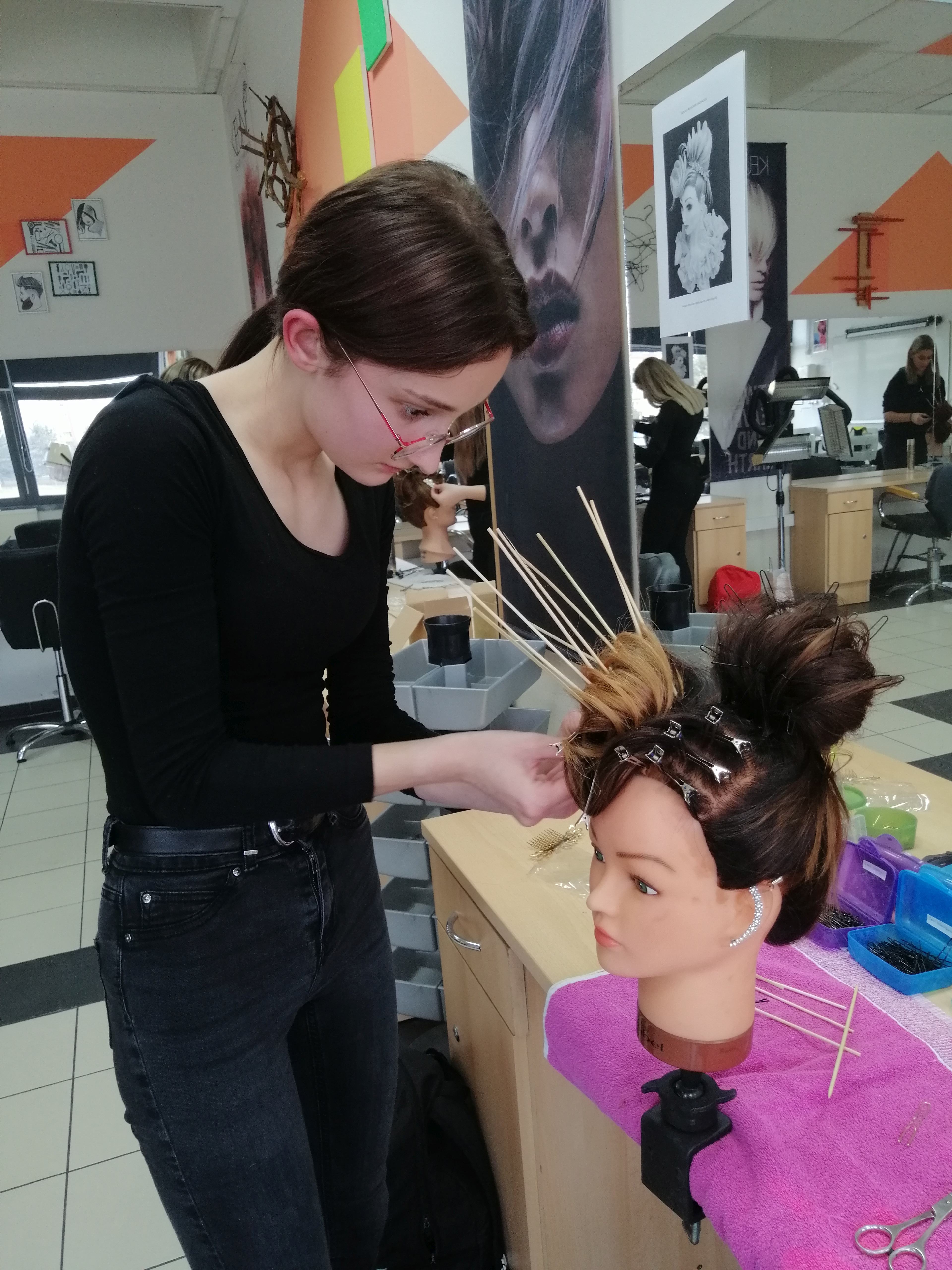 GOSPODARSKA ŠKOLA ČAKOVEC Nina Palfi pobjednica školskog natjecanja frizera 2024.