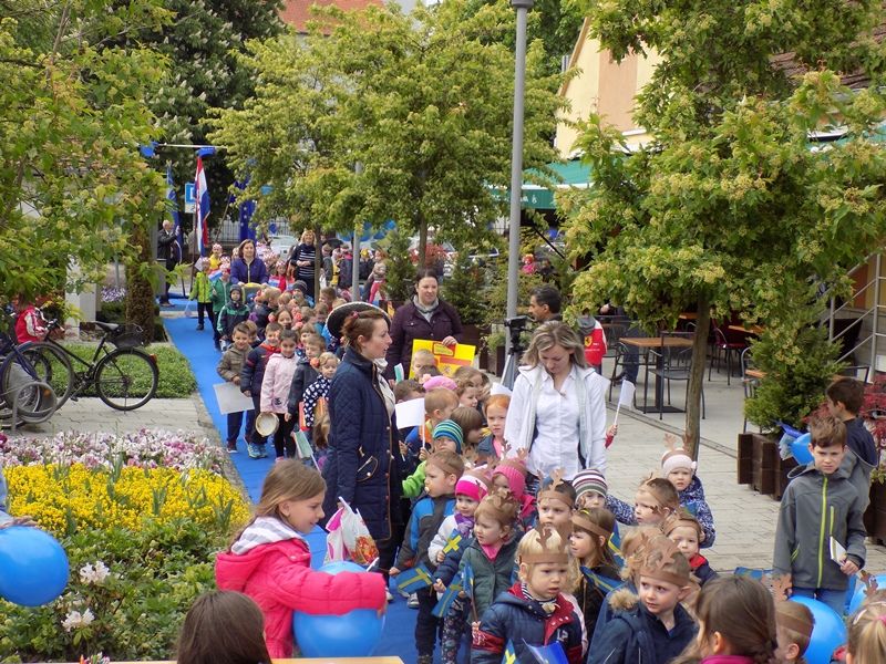 348215125dscn1537218516