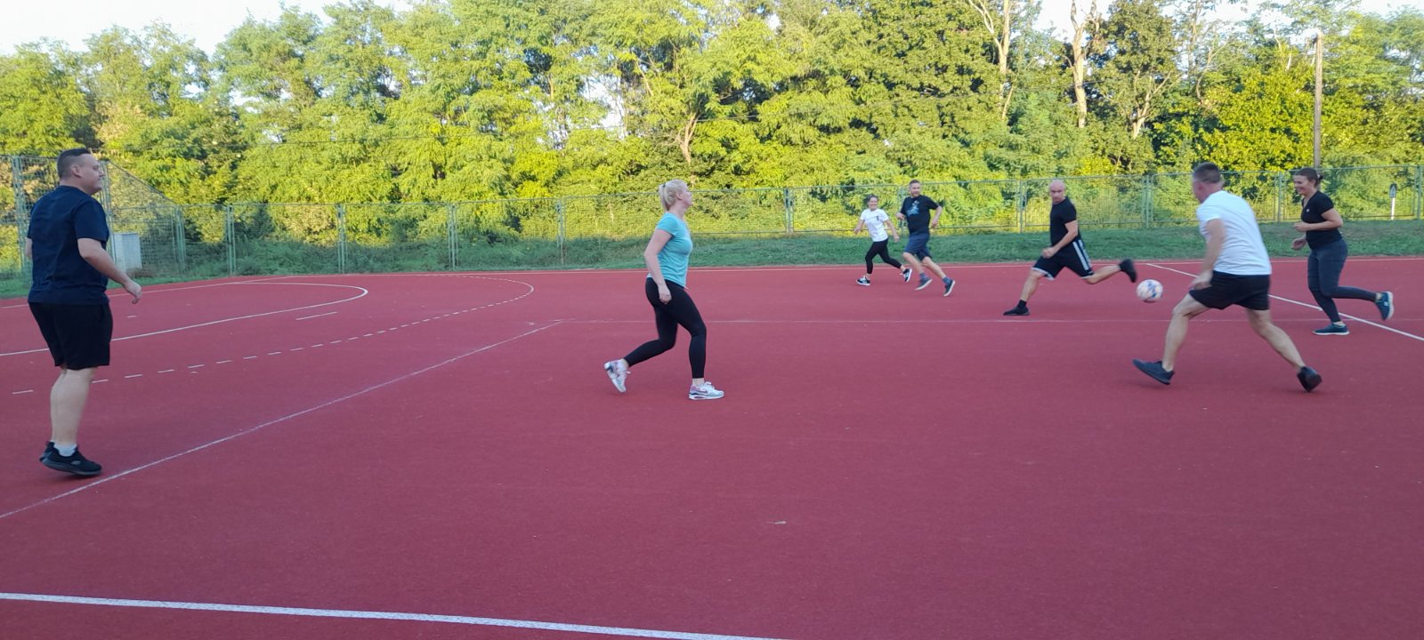 MURSKO SREDIŠĆE Treći dan Europskog dana sporta održane nogometne i košarkaška utakmica između djece i roditelja