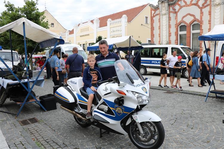 postani policajac