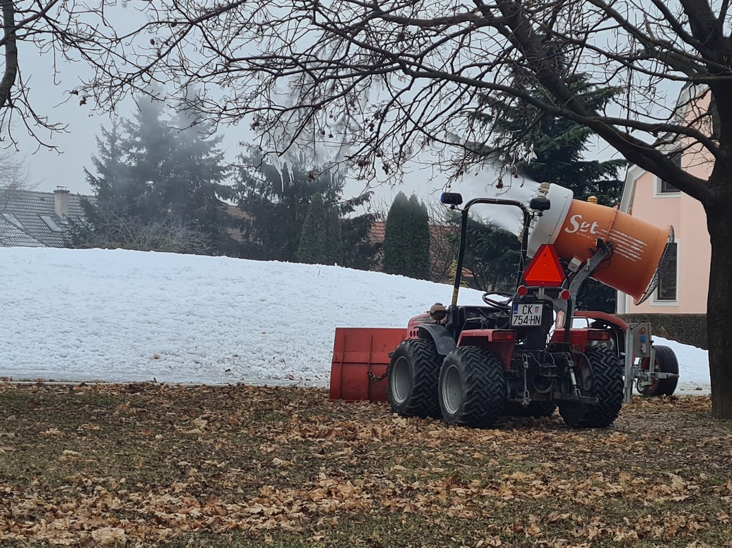VESELJE ZA NAJMLAĐE Na čakovečkom Jugu počela priprema sanjkališta