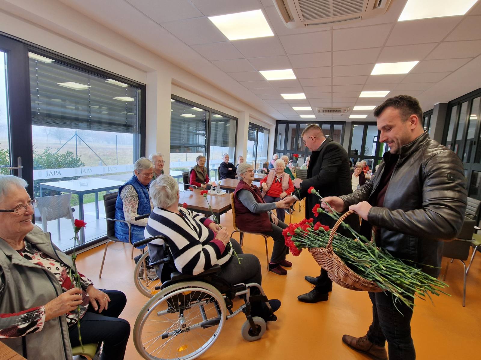 Gradonačelnik Dražen Srpak darivao žene na njihovim radnim mjestima