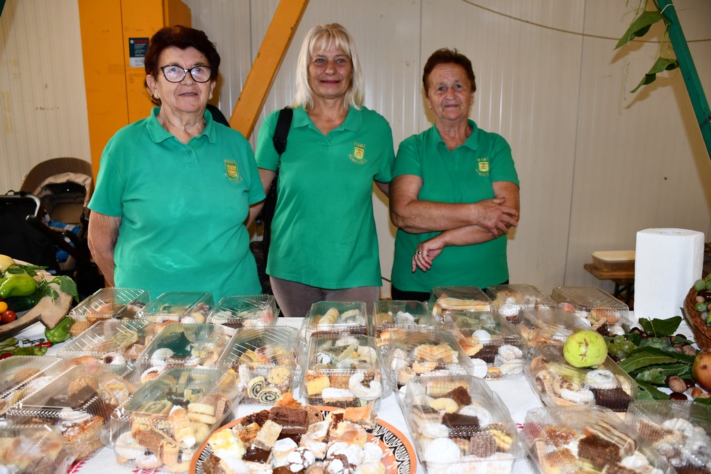 PROSLAVA JESENI Brojni zaljubljenici u kulturnu baštinu i tradiciju našega kraja okupili se na Danima zahvalnosti za plodove zemlje PROSLAVA JESENI Brojni zaljubljenici u kulturnu baštinu i tradiciju našega kraja okupili se na Danima zahvalnosti za plodove zemlje