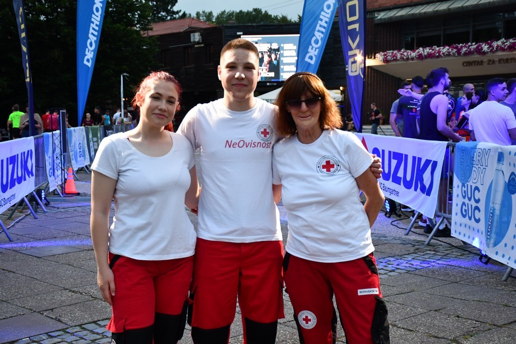 SRCE OD ZLATA Niko, Laura i Ivor, učenici Srednje škole Čakovec, humani volonteri Gradskog društva Crvenog križa Čakovec SRCE OD ZLATA Niko, Laura i Ivor, učenici Srednje škole Čakovec, humani volonteri Gradskog društva Crvenog križa Čakovec