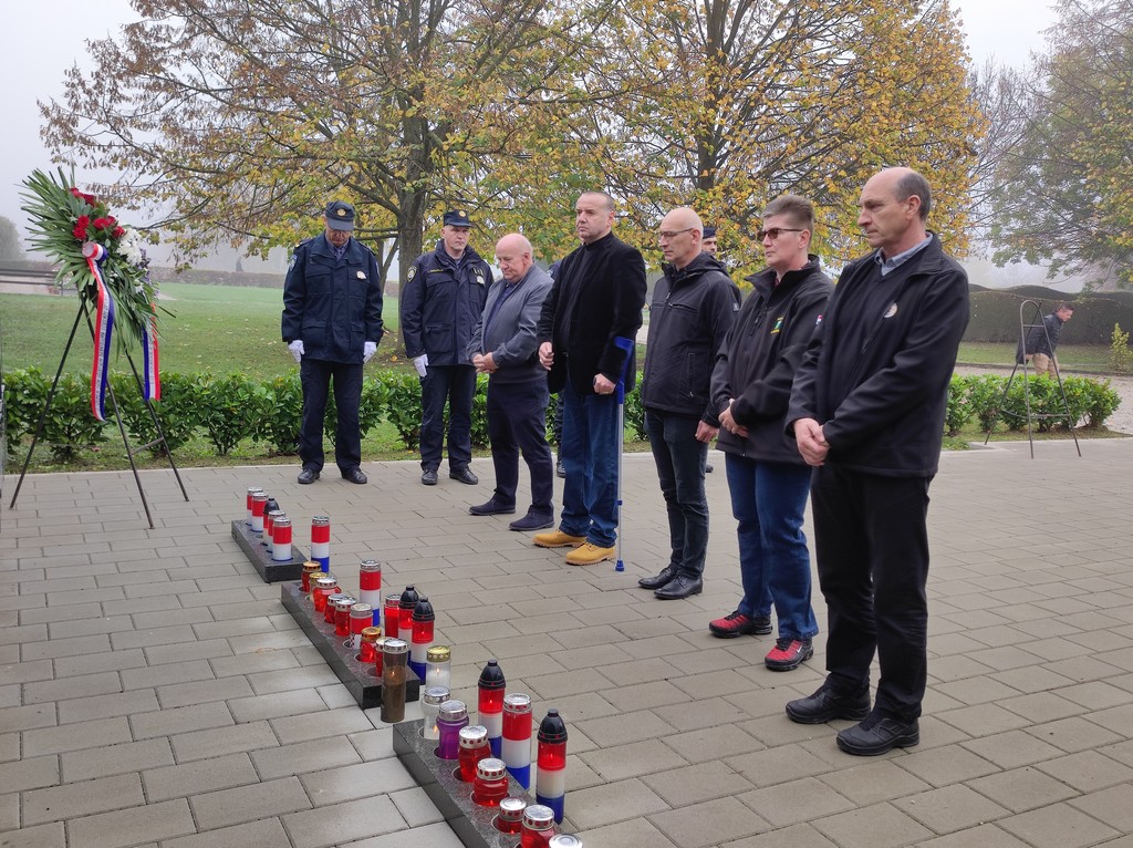 Polaganje vijenaca i paljenje svijeća uz blagdan Svih svetih