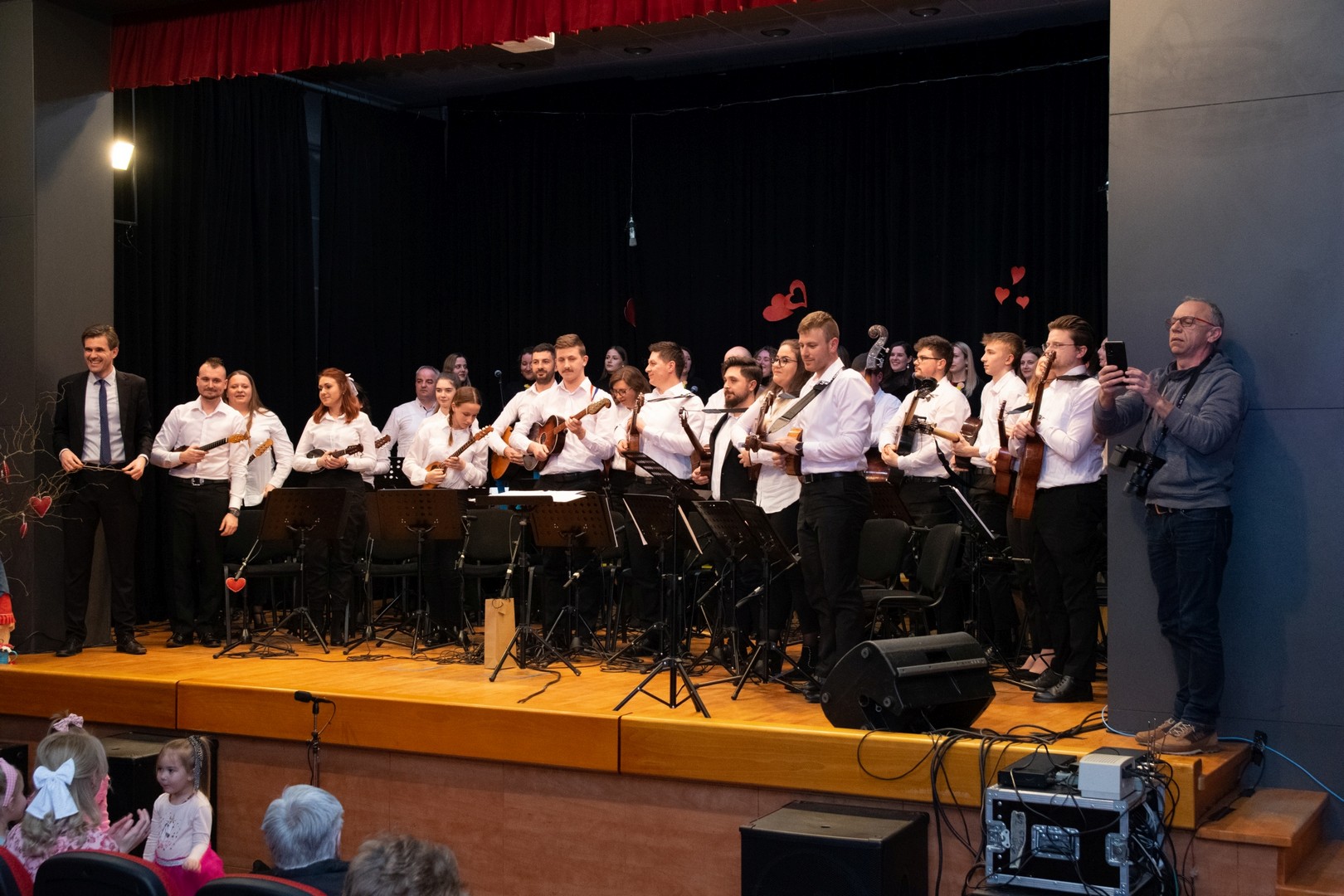 Pogledajte kakva je bila atmosfera na koncertu Tamburaškog orkestra KUU Zvon