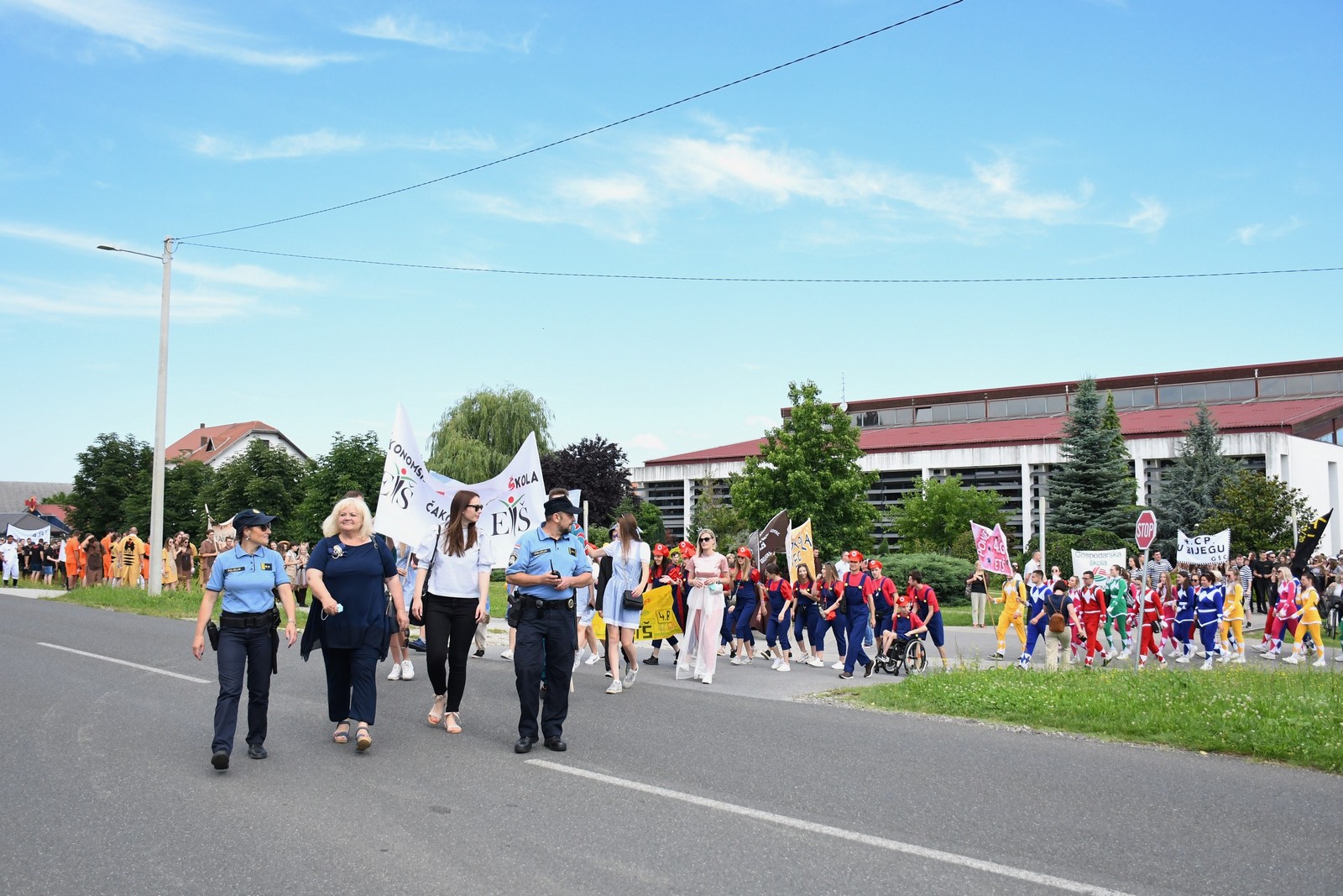 FOTO Povorka protutnjala gradom, maturanti s osmjehom dočekali kraj srednje škole!