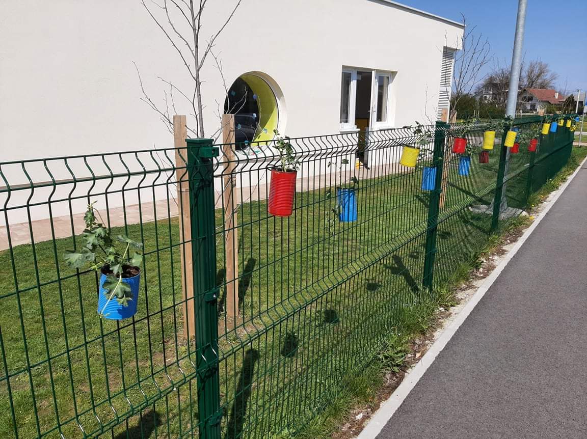 Mališani Dječjeg vrtića Maslačak iz Murskog Središća ukrasili dvorišnu ogradu cvijećem