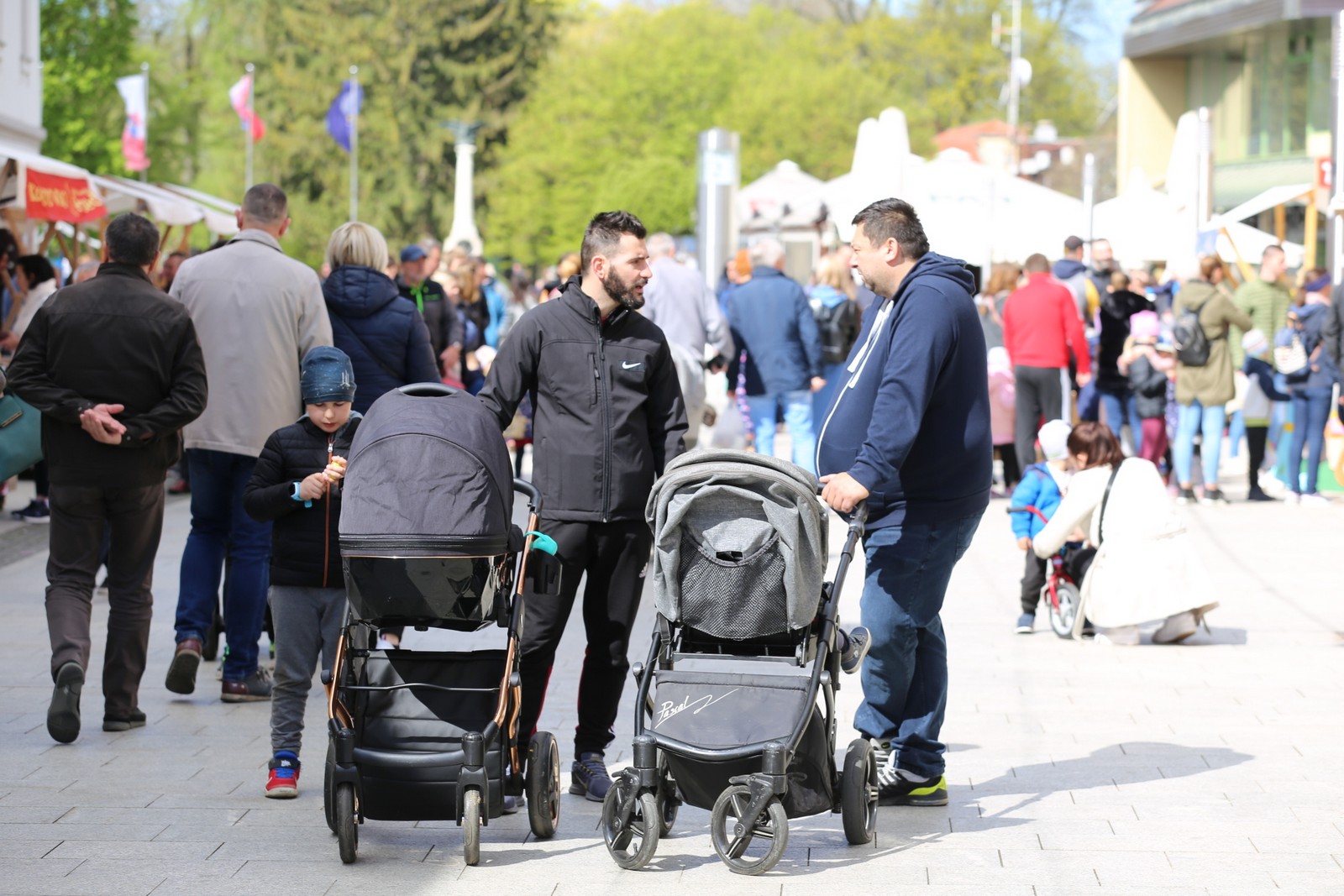 KLIKOM PO ČAKOVCU Veselo prijepodne u gradu, osjetilo se blagdansko raspoloženje