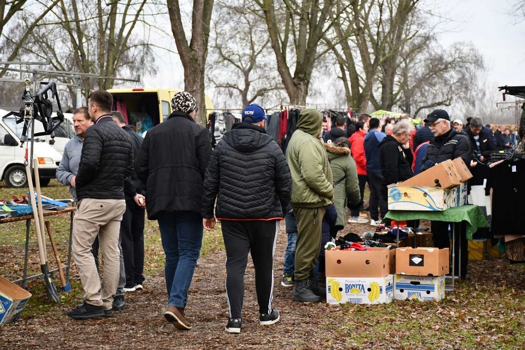 SAJAM SRIJEDOM FOTO Prvi čakovečki sajam otkad smo uveli euro. Cijene su istaknute u eurima i kunama.  MH  ‘Cifre su male pak se čini kak da je fal!’ – rekli su kupci  Prva je sajamska srijeda otkad smo ušli u eurozonu. Nakon gotovo 30 godina opraštamo se