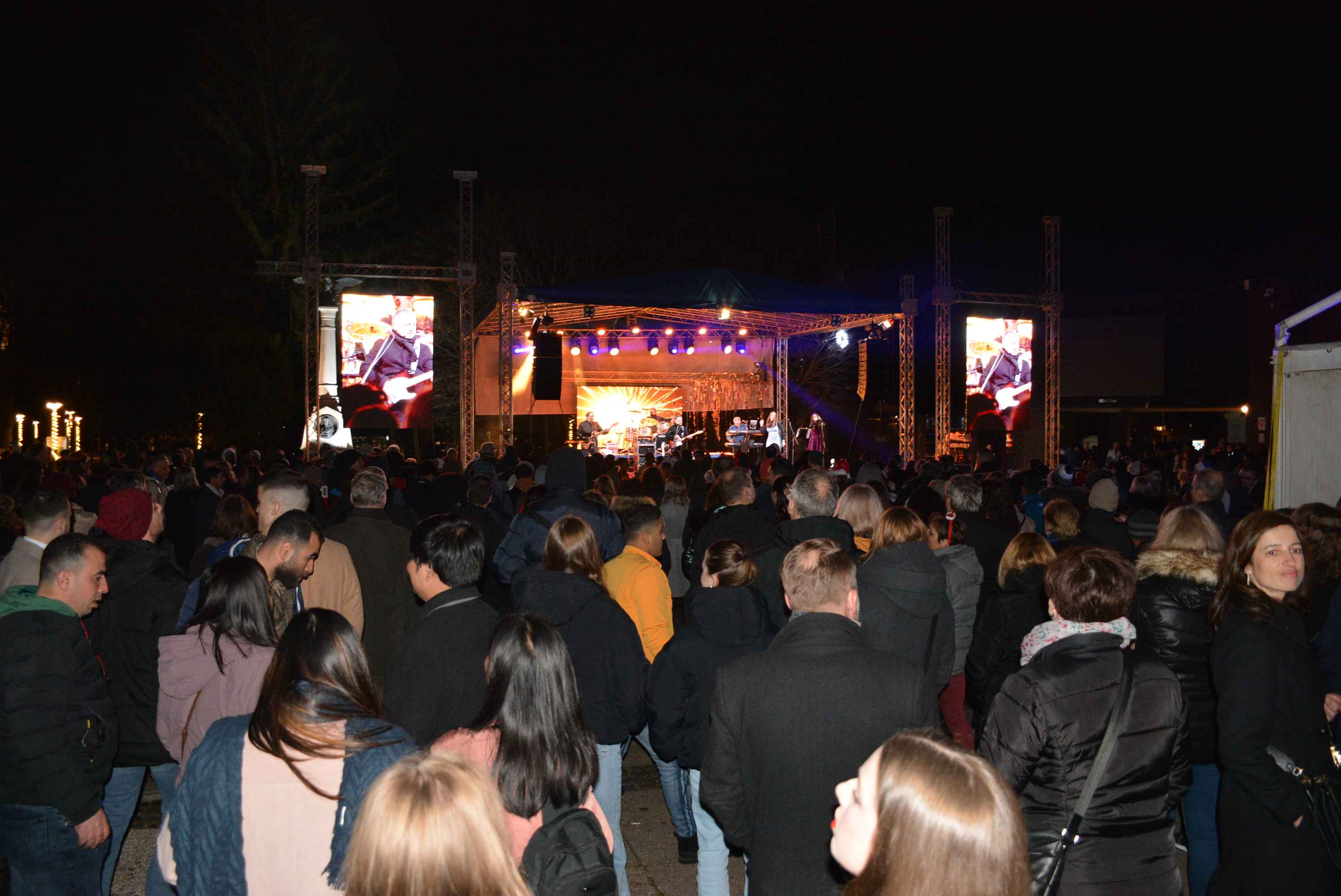 FOTO/VIDEO Čakovec veselo proslavio dolazak 2024. uz ritam ‘Noćne smjene’ i puni trg