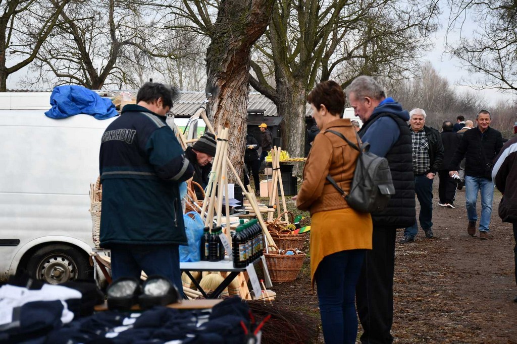 SAJAM SRIJEDOM FOTO Prvi čakovečki sajam otkad smo uveli euro. Cijene su istaknute u eurima i kunama.  MH  ‘Cifre su male pak se čini kak da je fal!’ – rekli su kupci  Prva je sajamska srijeda otkad smo ušli u eurozonu. Nakon gotovo 30 godina opraštamo se
