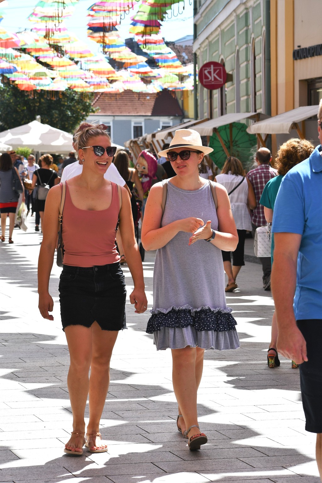 KLIKOM ISPOD KIŠOBRANA Centrom Čakovca prošetali brojni građani, evo koga smo sreli