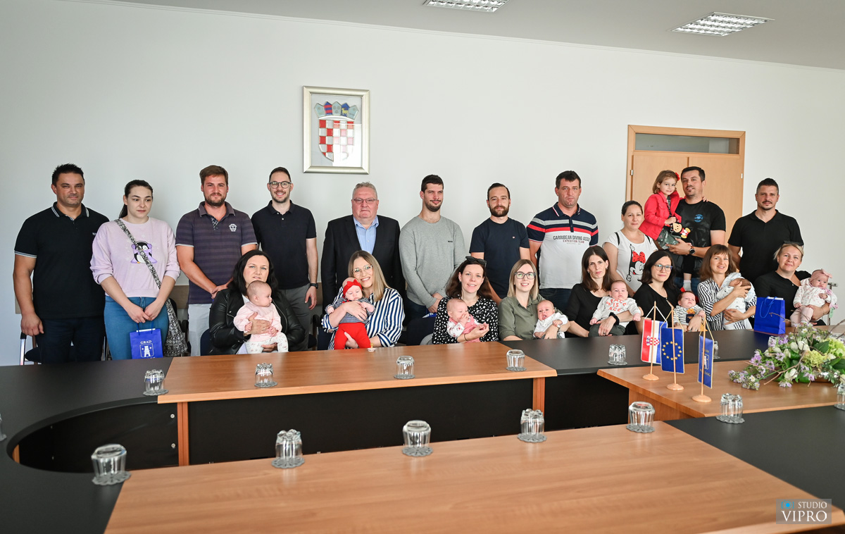 PRELOG Treći puta ove godine podijeljene jednokratne naknade za novorođenčad