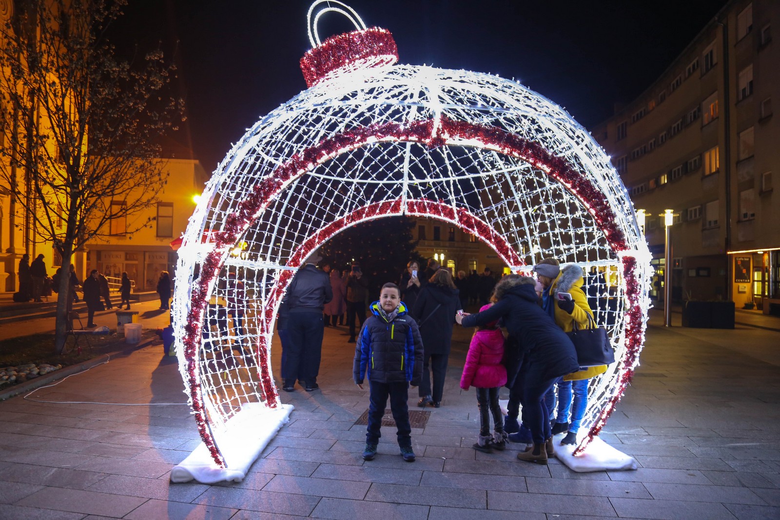 Upaljena prva adventska svijeća u Čakovcu: Predivna rasvjeta zasjala gradom