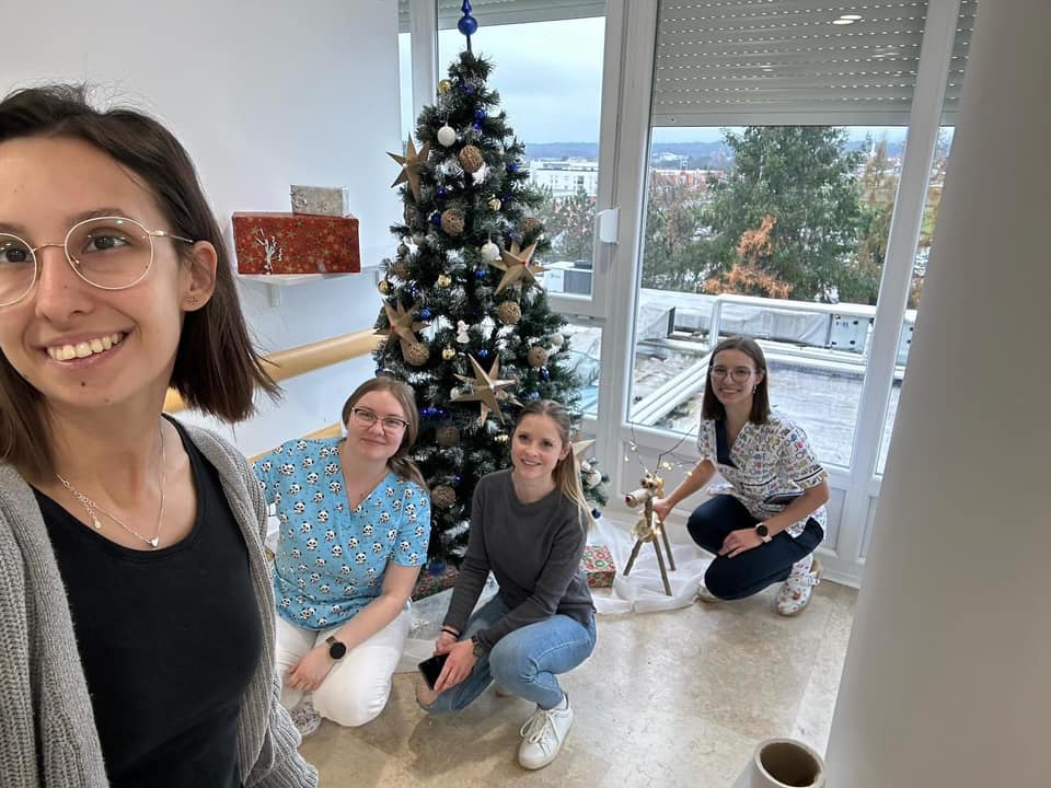 VRIJEME JE DARIVANJA Vrtićarci čakovečkoj pedijatriji darovali plišance za bolesnu djecu