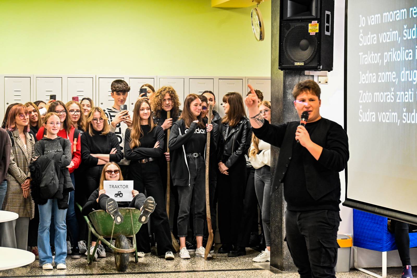 Raspjevani petak u čakovečkoj Gimnaziji – održan školski karaoke show!