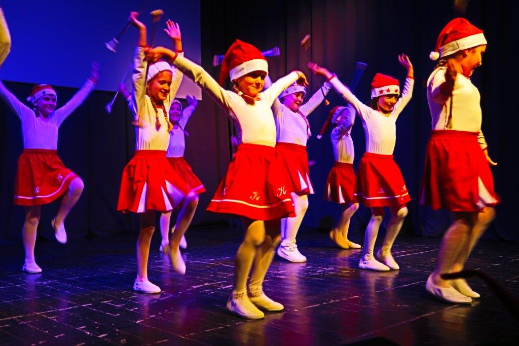 SV. NIKOLA U KOTORIBI Stotinjak mališana dočekalo omiljenog sveca