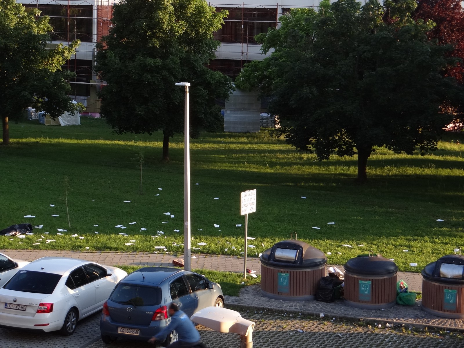 FOTO Ružni prizori: Stanare u Zajčevoj ulici u Čakovcu ujutro dočekala hrpa smeća