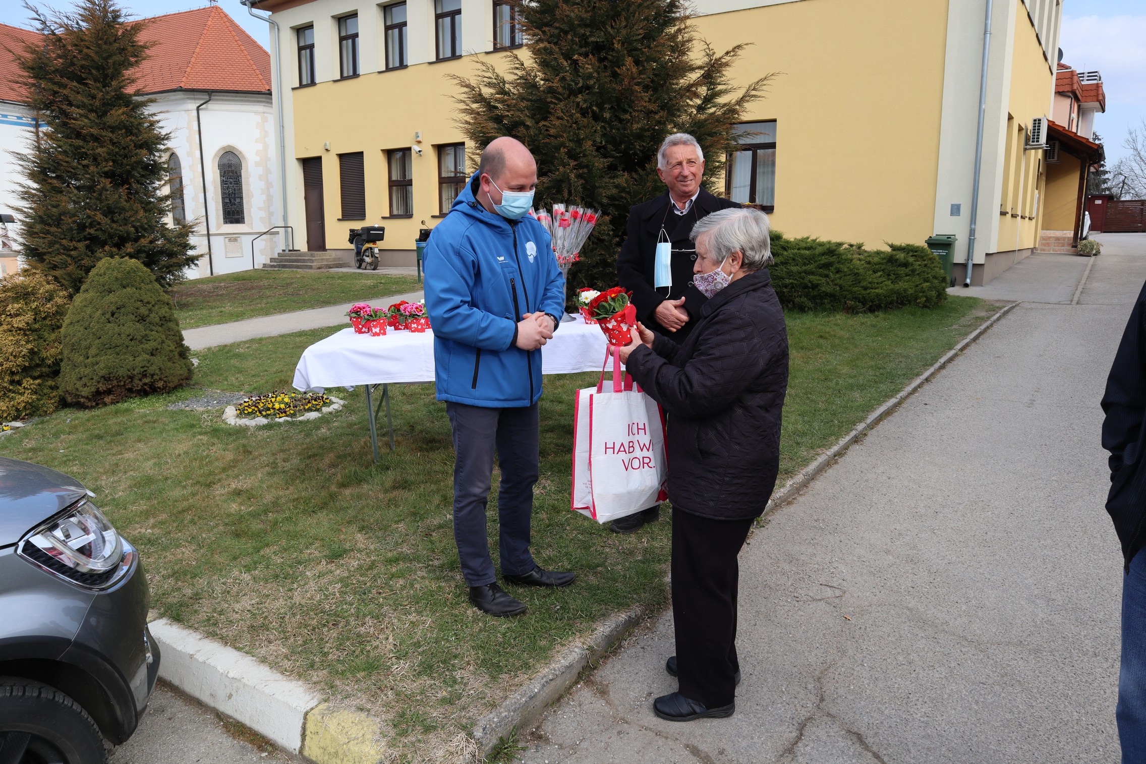 Karanfili i jaglaci za žene u centru Svetog Martina na Muri