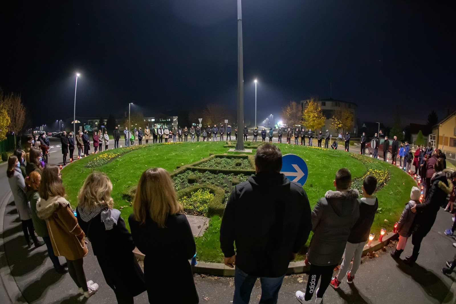 SJEĆANJE NA GRAD HEROJ Svijećama i lampionima okružili zeleni otok u Prelogu