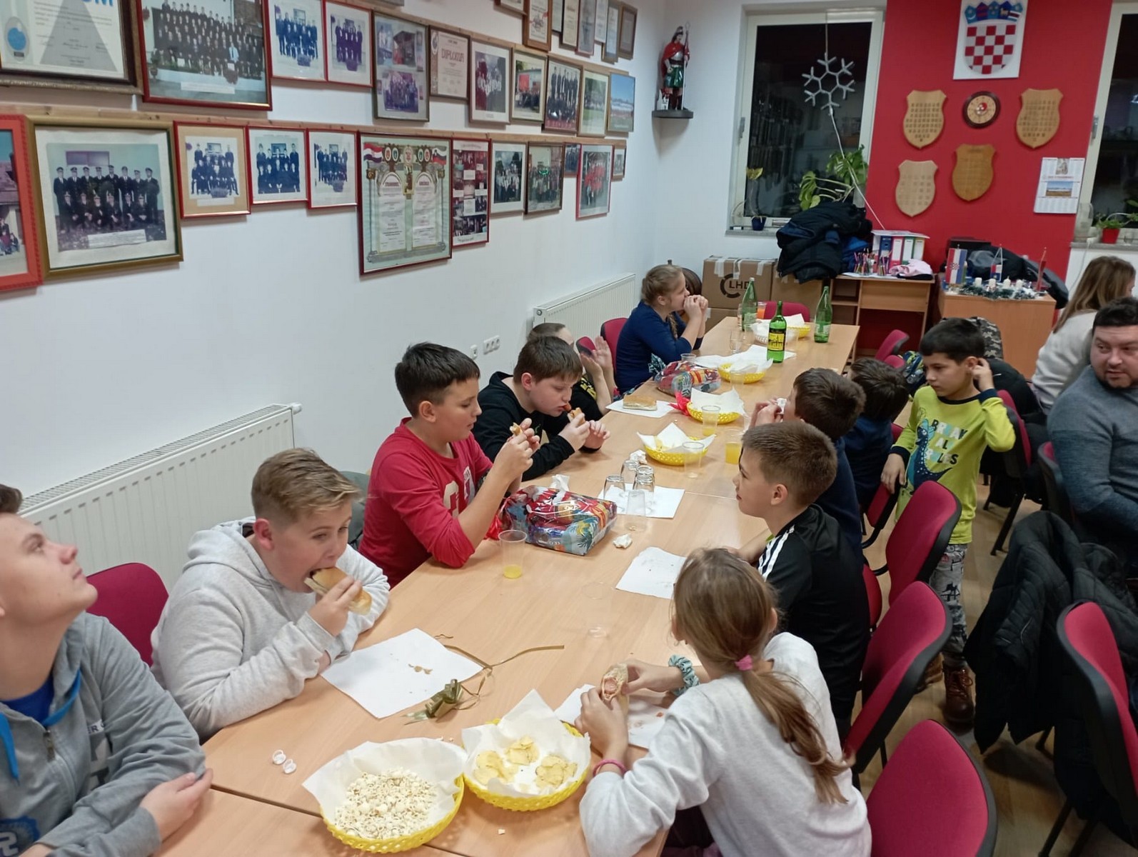 DVD STRAHONINEC Djecu posjetio Djed Božićnjak i podijelio im poklone