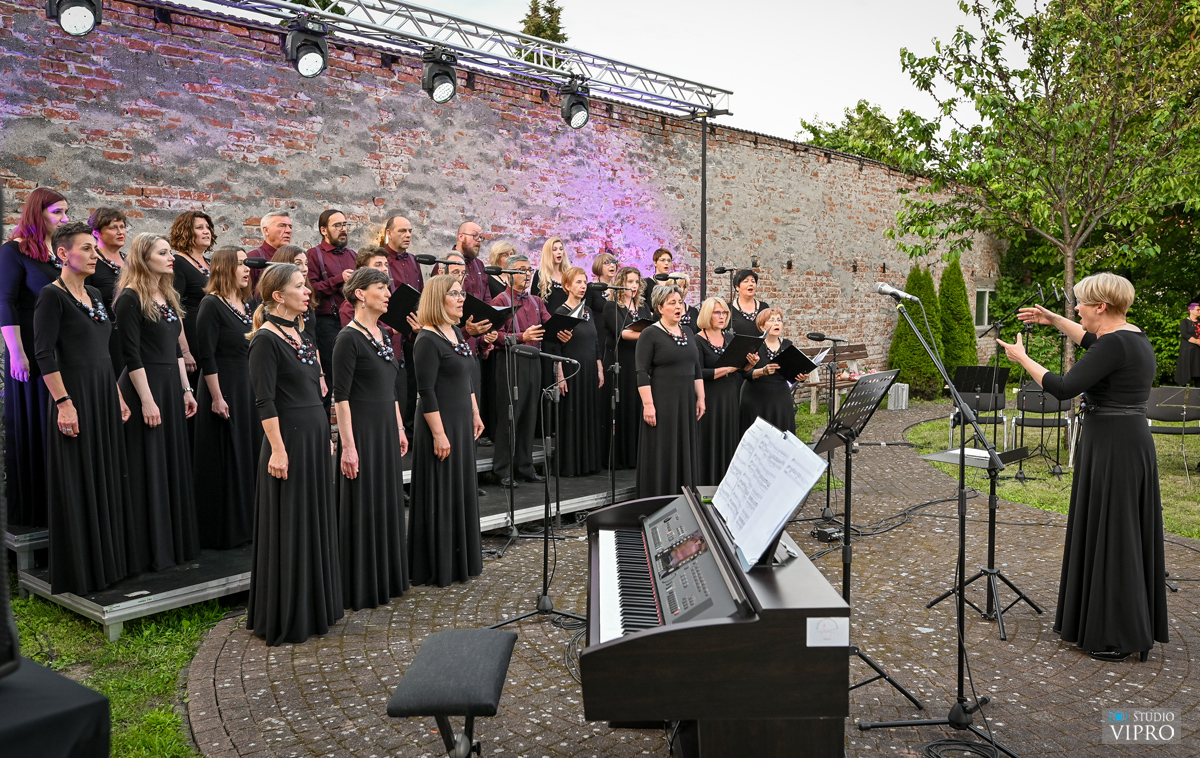 FOTO Pjevački zbor”Slavenski” i gosti za publiku priredili jedinstven doživljaj u Kraljevu vrtu FOTO Pjevački zbor”Slavenski” i gosti za publiku priredili jedinstven doživljaj u Kraljevu vrtu
