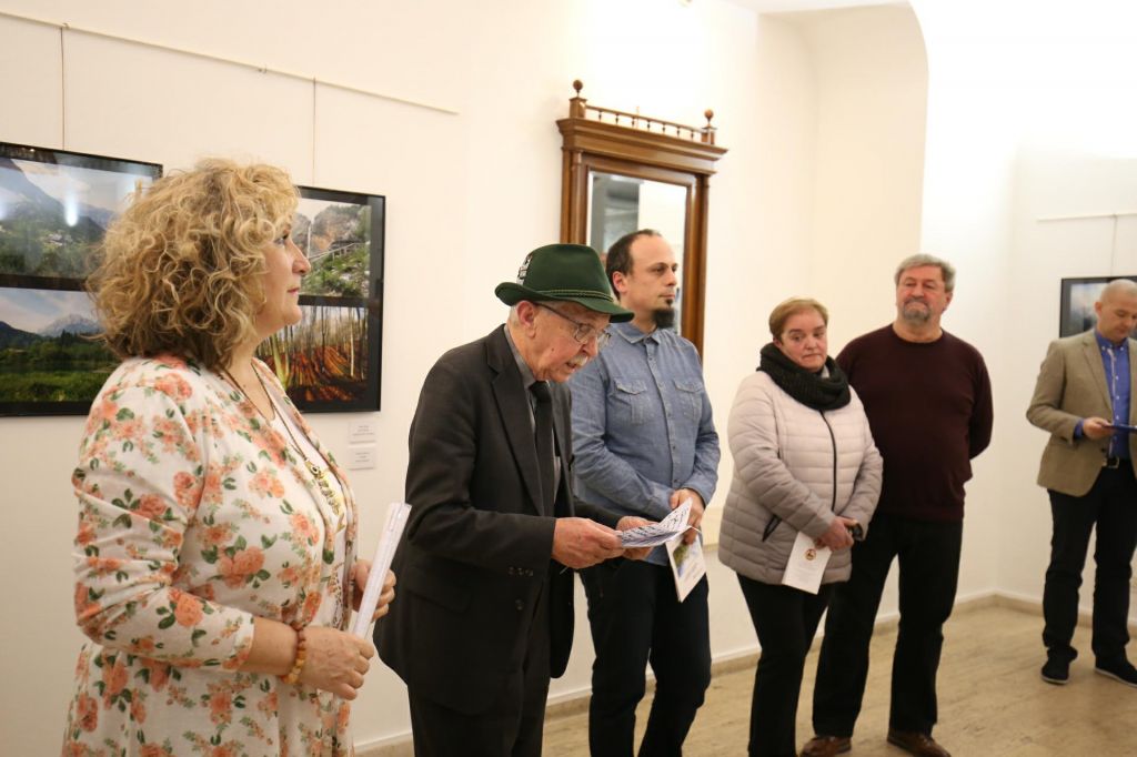 2765286610214156383040516145656